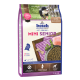 Bosch Mini Senior Hundefutterbeutel, geeignet für kleine Seniorenhunde, mit einem Hundebild, Nährwertinformationen und einem lila Design.