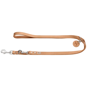 Eine hellbraune Leder-Hundeleine mit einem Metallclip und einem runden Anhänger mit einem Hundesilhouette, die ein schlankes Design zeigt.