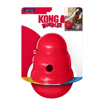 Rode KONG Wobbler hondentraktatie-dispenser in verpakking met reliëf 'KONG'-logo, uitgiftegat en insetfoto van een spelende hond