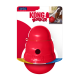 Roter KONG Wobbler-Hundeleckerli-Spender in Verpackung mit eingeprägtem KONG-Logo, Ausgabeloch und eingefügtem Foto eines spielenden Hundes.