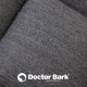 Grau strukturiertes Gewebe mit dem Logo "Doctor Bark" deutlich sichtbar, was auf ein in Deutschland hergestelltes Haustierprodukt hinweist.