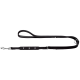 Schwarze Hundeleine mit drei silbernen Sternverzierungen entlang des Riemens, mit einem stabilen Metallclip zur Befestigung.