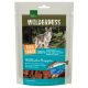 Eine "WILDERNESS" Haustiersnackverpackung mit einem Wolf im Wald, beschriftet mit "FISCHSNACK 100% ALASKA WILDLOCHS" und mehrsprachigem Text über Lachs.