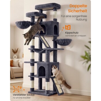 Hoher grauer Kratzbaum mit zwei Katzen in einem Wohnzimmer; deutscher Text: 'Doppelte Sicherheit', 'Kippschutz', 'Verstärkter Sockel'.