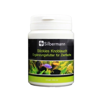 Behälter mit Silbermann Stickies Knoblauch, einem ergänzenden Fischfutter, mit einem grünen und schwarzen Etikett, 250 ml Inhalt.