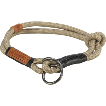 BE NORDIC Zug-Stopp-Halsband Hund beige XS-S Ein stilvolles beiges und schwarzes Hundehalsband mit Knotendesign, mit einem Lederetikett, auf dem "BE NORDIC" steht.