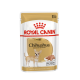 Royal Canin Adult Chihuahua Hundefutterbeutel, 85g, mit einer Chihuahua-Illustration und Text, der die Fellgesundheit hervorhebt.