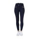 Navyblaue Reitleggings mit hohem Bund, mit zwei Fronttaschen und weißen sowie roten Streifen, kombiniert mit weißen Turnschuhen.
