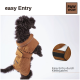 Ein schwarzer Hund trägt eine braune gesteppte Jacke mit einem Klettverschluss, die die Funktion "einfache Eingabe" zeigt.