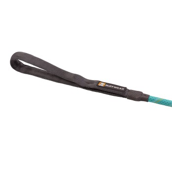 Nahaufnahme einer Ruffwear-Hundeleine mit einem gepolsterten schwarzen Griff und einem türkisfarbenen geflochtenen Seil, das das Markenlogo zeigt.