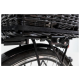Eine Nahaufnahme eines schwarzen Fahrradkorbs, der an einem hinteren Gepäckträger montiert ist, und das geflochtene Design sowie den Befestigungsmechanismus zeigt.