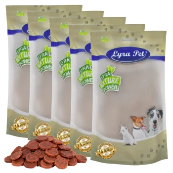 Fünf Tüten Lyra Pet Natur-Haustierfutter, mit einem Haufen runder, brauner Leckerlis davor.