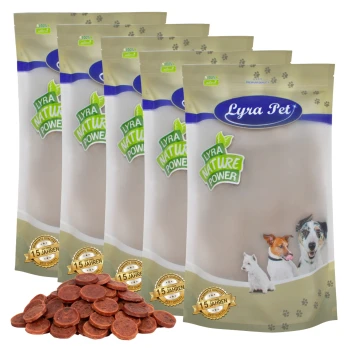 Fünf Tüten Lyra Pet Natur-Haustierfutter, mit einem Haufen runder, brauner Leckerlis davor.