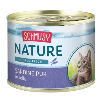 Eine Dose Schmusy Nature Sardine Pur in Gelee für Katzen, mit einer grauen Katze auf dem Etikett und dem Text "MEERES-FISCH."