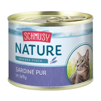 Eine Dose Schmusy Nature Sardine Pur in Gelee für Katzen, mit einer grauen Katze auf dem Etikett und dem Text "MEERES-FISCH."