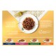 Assiette blanche de morceaux d'aliment humide pour chat GOURMET™ GOLD en sauce sur fond doré à motif, avec images et textes des variantes de produit