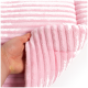 Eine Hand hält eine weiche, rosa Haustierdecke mit gerippter Textur, die ihr plüschiges Material zeigt.