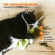 Eine schwarz-weiße Katze kuschelt mit einem grünen gefiederten Plüschspielzeug auf einem Holzboden. Text: "Die schnurrende Beute. Aber auch Kuschelkumpel."