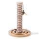 Katzenkratzbaum mit einem Holzsockel und einer hohen, mit Seil umwickelten Säule, an der ein Feder-Spielzeug befestigt ist.