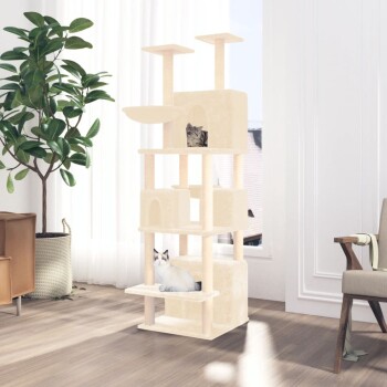 Ein hoher, beiger Kratzbaum für Katzen mit mehreren Ebenen und Kratzpfosten, mit zwei Katzen – eine sitzt auf einem Regal und die andere schaut aus einem Fach.
