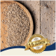 Eine Holzschüssel gefüllt mit kleinen, hellbraunen Haustierfutterpellets, mit verstreuten Pellets darum herum. Ein goldenes Etikett liest "10 Jahre" und "Beste Qualität."