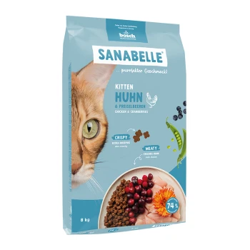 Katzenfutterbeutel mit 'Sanabelle Kitten Chicken & Cranberries', der knusprige und fleischige Texturen hervorhebt, mit dem Gesicht einer Katze an der Seite.