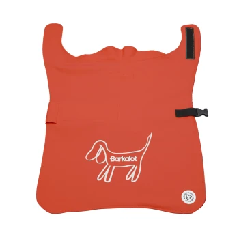Ein orangefarbener Haustier-Schürze mit einem weißen gestickten Hundedesign und dem Markennamen 'Barkalot', mit verstellbaren Trägern und einer Tasche.