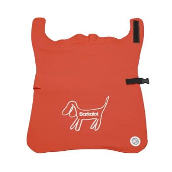 Ein orangefarbener Haustier-Schürze mit einem weißen gestickten Hundedesign und dem Markennamen 'Barkalot', mit verstellbaren Trägern und einer Tasche.