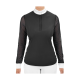 Eine Frau trägt ein schwarzes Langarmshirt mit einem weißen gepunkteten Kragen und durchsichtigen Ärmeln, posiert vor einem weißen Hintergrund.