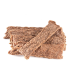Ein Haufen brauner, kaubarer Haustierleckerlis, die wie Jerky aussehen, auf einem weißen Hintergrund angeordnet.