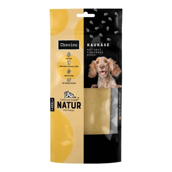 Verpackung des Käse-Kau-Natur-Hundeleckerlis mit einem lächelnden Hund, mit Text, der es als pflanzlich, getreidefrei und zahnmedizinisch unterstützend hervorhebt.