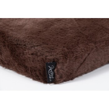 Ein plüschiges, braunes Haustierbett mit einer weichen Textur, mit einem schwarzen Etikett, das "TruePet" liest.