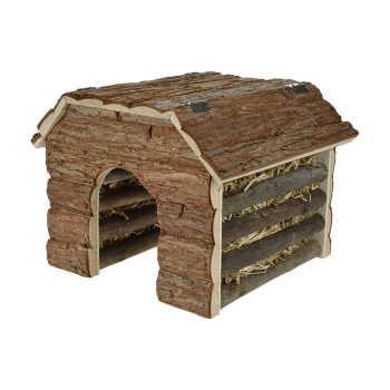 Maison pour animaux en bois faite d'écorce et de bûches, avec une entrée arquée et de la paille à l'intérieur.