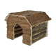 Holzhaustierhaus aus Rinde und Stämmen, mit einem gewölbten Eingang und Strohbetten im Inneren.