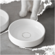 Weiße Keramik-Hundeschüssel mit dem Wort 'FOOD', das in einem kreisförmigen Muster innen gedruckt ist, begleitet von einer Katzenpfote im Hintergrund.