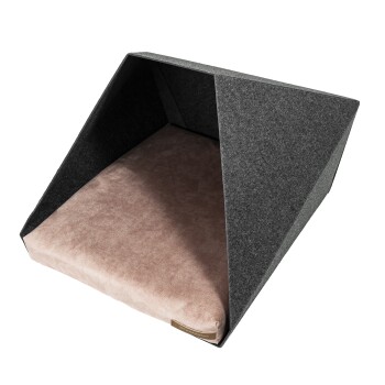 Ein modernes Haustierbett mit einem dreieckigen Filzüberzug und einem weichen rosa Kissen im Inneren, entworfen für Komfort und Stil.