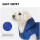 Ein Französischer Bulldogge, die eine blaue Daunenjacke mit Kapuze trägt, mit einer Sprechblase, die sagt: "Die Kapuze kann durch einen Knopf befestigt werden."