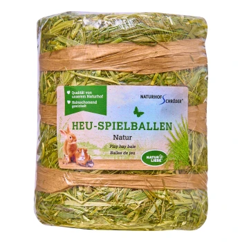 Frische Natur Miniheuballen 150 g Ein verpackter Spiel-Heuballen mit der Aufschrift "HEU-SPIELBALLEN Natur" mit Bildern von Kaninchen und kleinen Tieren, mit grünem Gras und natürlichen Fasern.