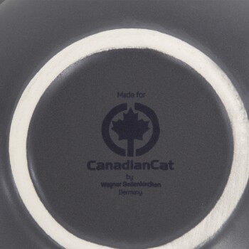 Schwarze keramische Fressnapf für Haustiere mit einem weißen Rand, mit dem Text "Hergestellt für CanadianCat von Wagner Gollenkirchen Deutschland" und einem Ahornblatt-Logo.