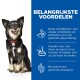 Een blije zwart-tan hond met een rode halsband zit naast tekst die de voordelen van hondenvoer benadrukt, inclusief prebiotica voor de spijsvertering.