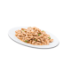 Une assiette de nourriture pour animaux humide et effilochée avec de petits pois verts, montrant une texture savoureuse et crémeuse.