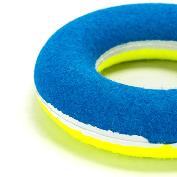 Blaues und gelbes Hundespielzeugring aus weichem Filz, mit einem kreisförmigen Design und einem weißen Streifen.