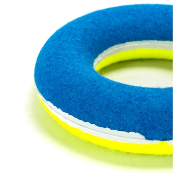 Blaues und gelbes Hundespielzeugring aus weichem Filz, mit einem kreisförmigen Design und einem weißen Streifen.