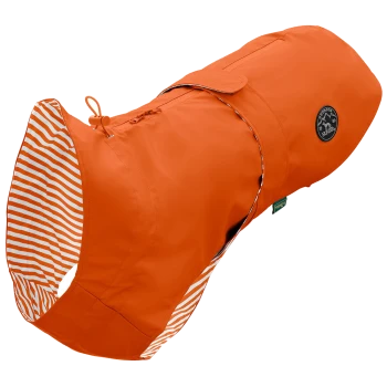 Helle orangefarbene Hunderegenjacke mit gestreiftem Innenfutter, mit einem Logo-Patch und verstellbarem Halsverschluss.