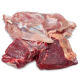 Rohe Fleischstücke, einschließlich Huhn und Rind, auf einem weißen Hintergrund präsentiert, geeignet für Haustierfutter.