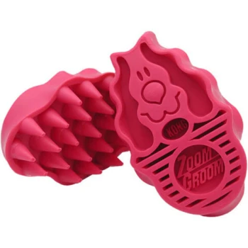 Un outil de toilettage pour animaux en silicone rose en forme de chien, présentant des poils surélevés pour un brossage efficace et le texte 'KONG ZOOM GROOM'.