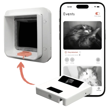 Weiße Haustierklappe mit abnehmbarem Sensor und Smartphone‑App, die 'Events' und eine Benachrichtigung 'Prey detected' mit Katzenbild anzeigt.