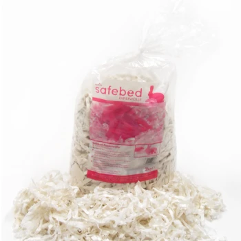 Eine klare Tüte mit "safebed Papierwolle" geschreddertem Papierbett, mit einem rosa Design, umgeben von losem Bettzeug auf weißem Hintergrund.