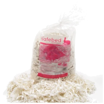 Eine klare Tüte mit "safebed Papierwolle" geschreddertem Papierbett, mit einem rosa Design, umgeben von losem Bettzeug auf weißem Hintergrund.