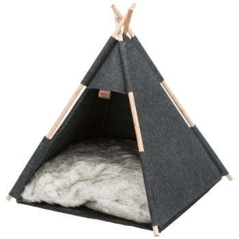 Graues Haustier-Tipi mit Holzpfosten und einem weichen, Kunstfellkissen im Inneren, entworfen für den Komfort des Haustiers.